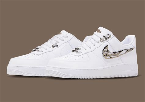 garantie nike air force 1|A Shredded Metal Swoosh Adorns The Nike Air Force 1 Low.